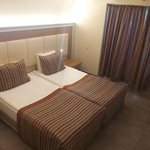 Zimmer mit Kingsize-Bett